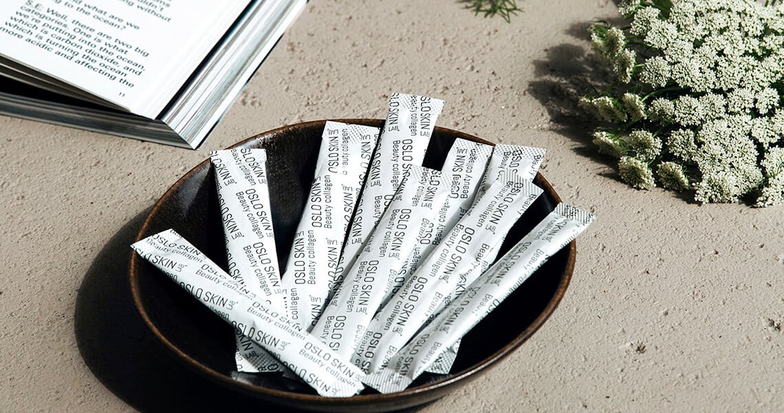 Photo de sticks du collagène The Solution Beauty Collagen d'Oslo Skin Lab, présentés sur un plat