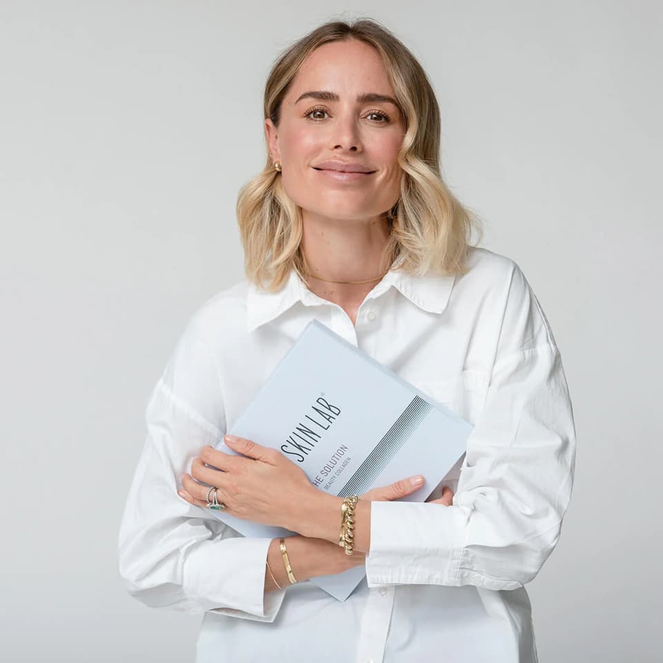 Anine Bing tenant une boite Oslo Skin Lab